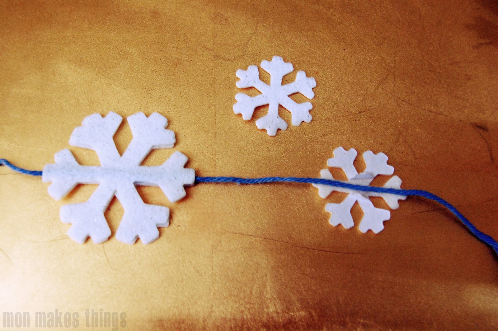 mon makes things: Day 02: DIY Snowflake Garland